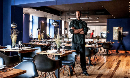 Anthony Sarpong steht in seinem Restaurant Anthony's Kitchen
