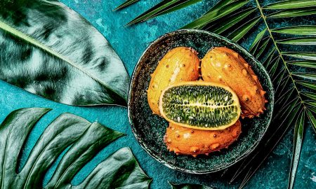 Tropenfrucht Kiwano aufgeschnitten und ganz.