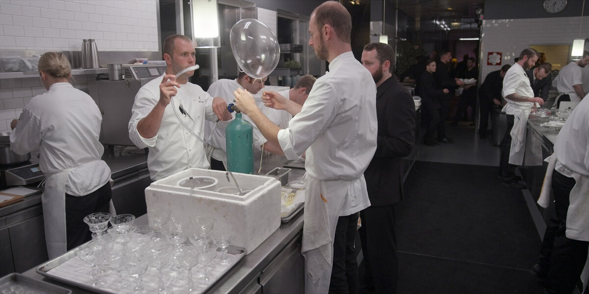 Chefs preparando cócteles moleculares Grant Achatz