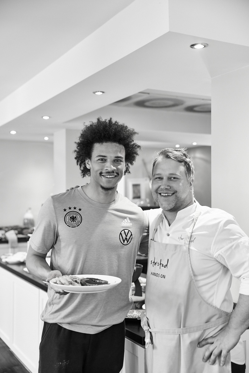 El chef estrella Anton Schmaus con el jugador de la DFB Leroy Sané.