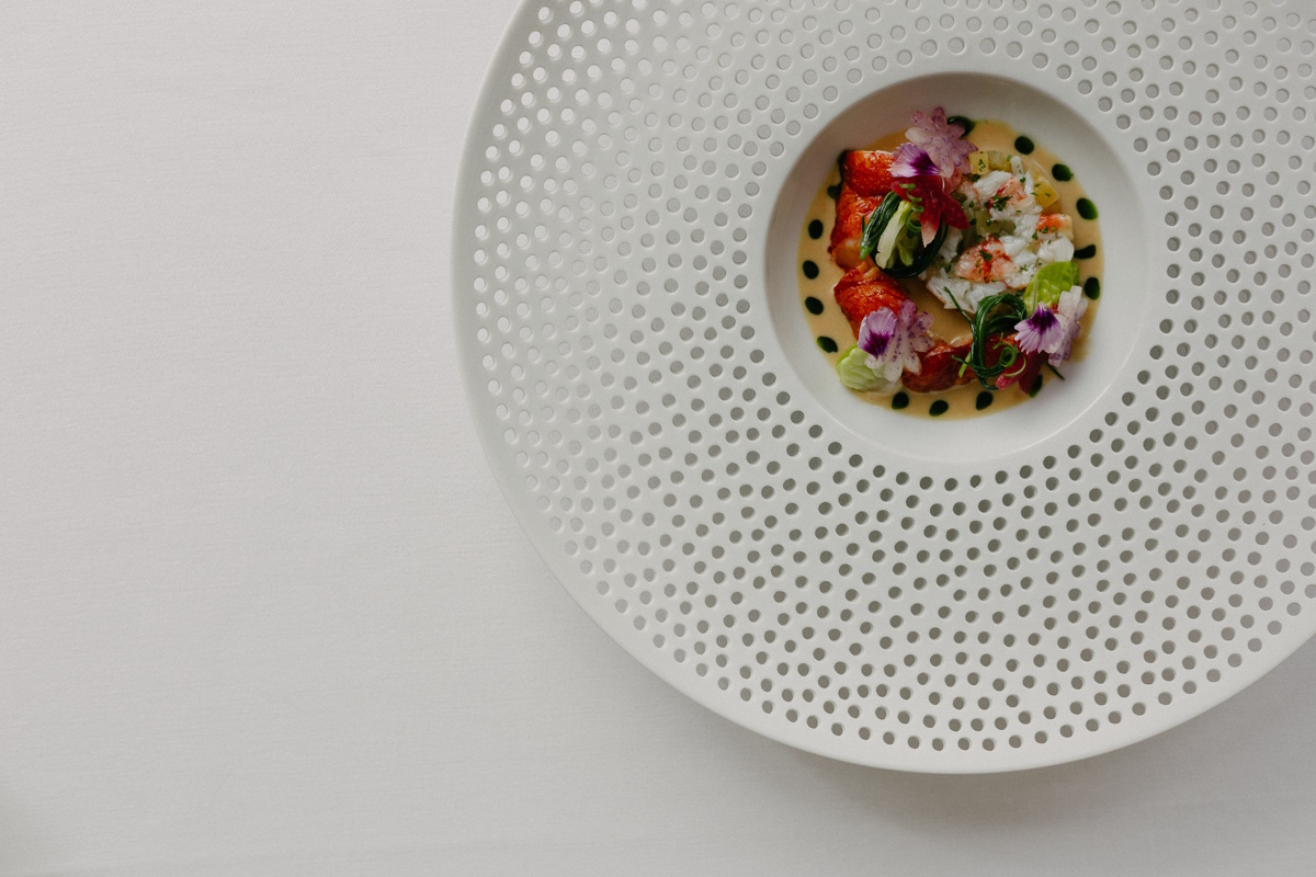 Plato de pescado servido en el restaurante de Anton Schmaus, galardonado con una estrella Michelin.